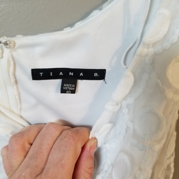 White dress - Picture 4 of 4